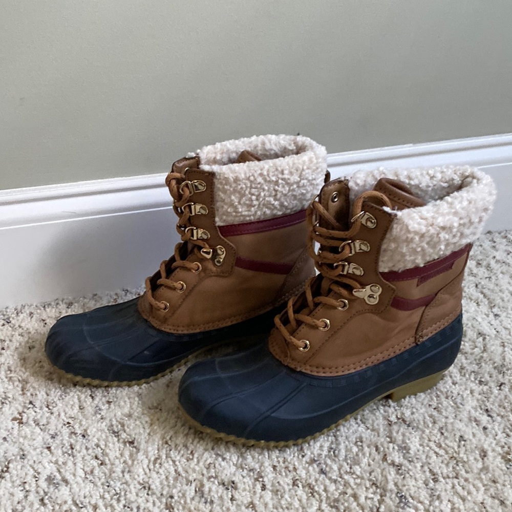 Tommy Hilfiger women’s duck boots. Size 7